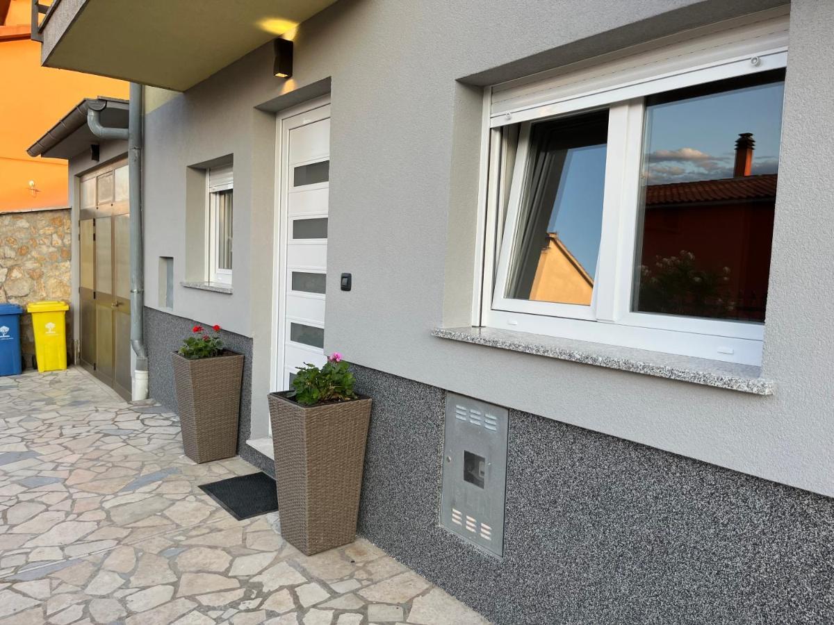 Apartment A & N With Free Private Parking Pula Exteriör bild